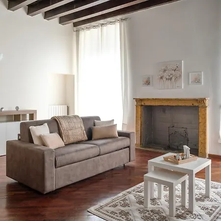 Elegante Bilocale Con Balcone - Centro Storico Apartment *