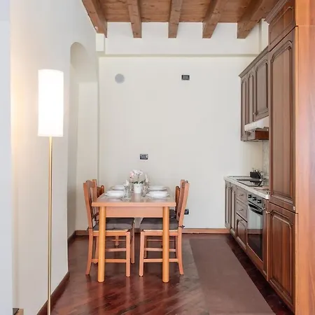 Elegante Bilocale Con Balcone - Centro Storico Apartment *